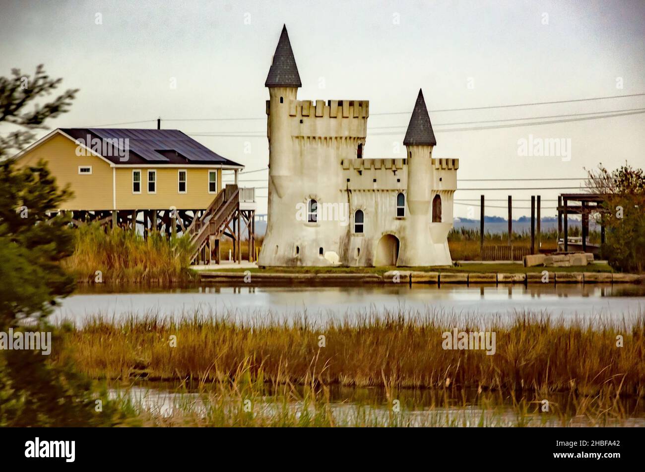 Il Castello del Pescatore è raffigurato a New Orleans, Louisiana, nel Bayou irlandese, 13 dicembre 2021. Il castello di 942 metri quadrati è stato costruito da Simon Villemarette. Foto Stock