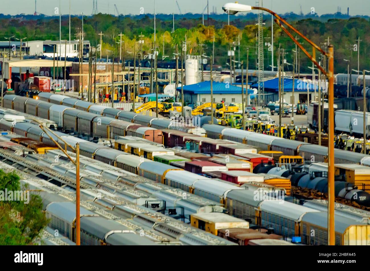 Il CSX railyard è raffigurato il 13 dicembre 2021 a New Orleans, Louisiana. CSX opera e mantiene quasi 140 chilometri di pista in Louisiana. Foto Stock