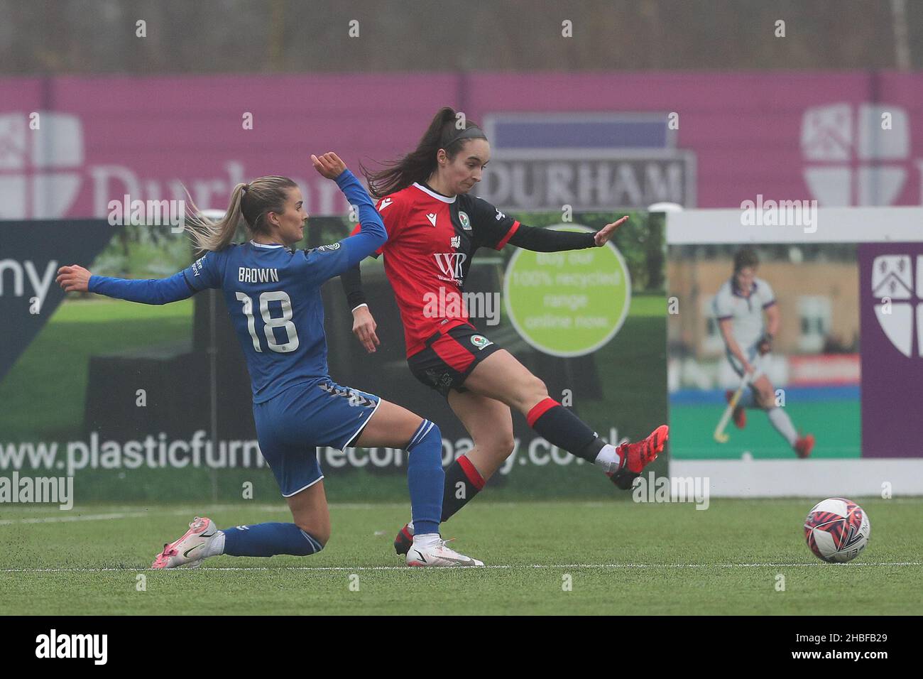 DURHAM CITY, GBR. DICEMBRE 19th Durham Women's Danielle Brown in azione con Natasha Fenton di Blackburn Rovers durante la partita di campionato femminile fa tra Durham Women FC e Blackburn Rovers al Maiden Castle di Durham City domenica 19th dicembre 2021. (Credit: Mark Fletcher | MI News) Credit: MI News & Sport /Alamy Live News Foto Stock