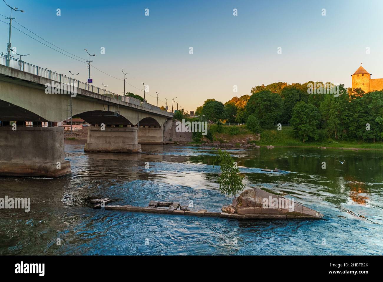 Ponte di frontiera amicizia al confine tra Estonia e Russia. Foto Stock