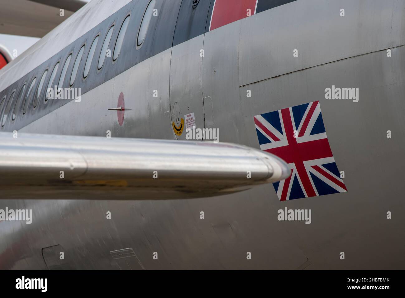 Punta di alare del airliner davanti al airliner con Union Jack su di esso Foto Stock