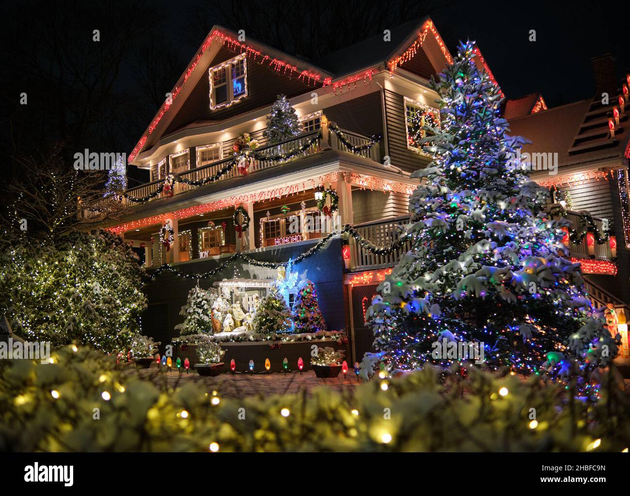 Halifax, Nuova Scozia, Canada. Dicembre 19th, 2021. Due fratelli Halifax South End stanno continuando la loro tradizione di grandi esposizioni di luce di Natale per la gioia dei bambini giovani e vecchi su Connaught Street. I fratelli Giocomantonio hanno iniziato la tradizione festiva più di 15 anni fa, e ora si è evoluto in un must-SEE per tutti nella città. Con una nuova caduta di 5cm di neve, le famiglie si sono incappate a vedere le luci all'inizio di quella che sarà di nuovo una stagione di vacanze sottomesse con l'impatto della pandemia che porta a nuove restrizioni in provincia. Credit: Meanderingemu /Alamy Live News Foto Stock