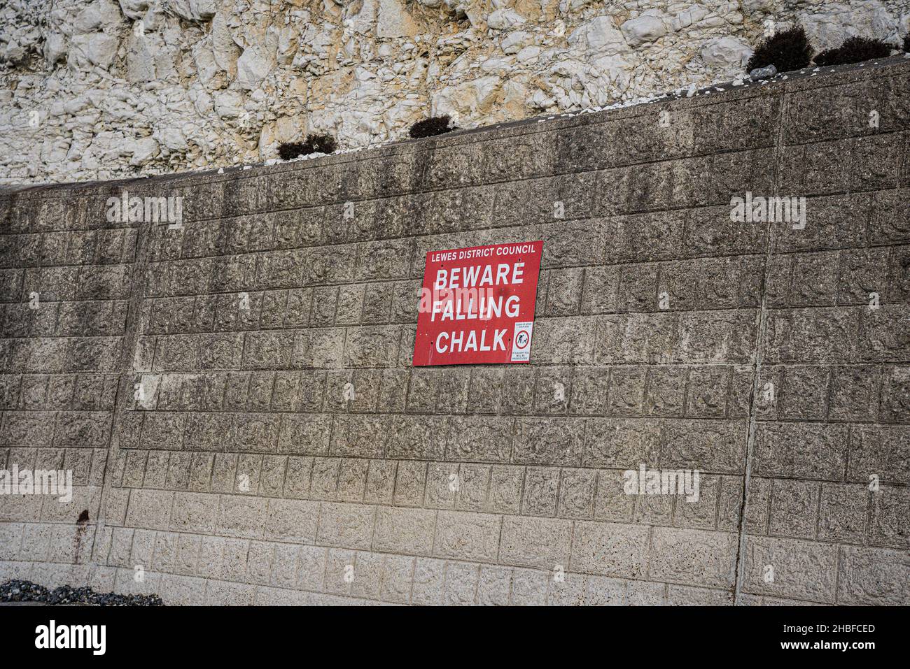 Un cartello di pericolo bloccato su una scogliera di Peacehaven. Foto Stock