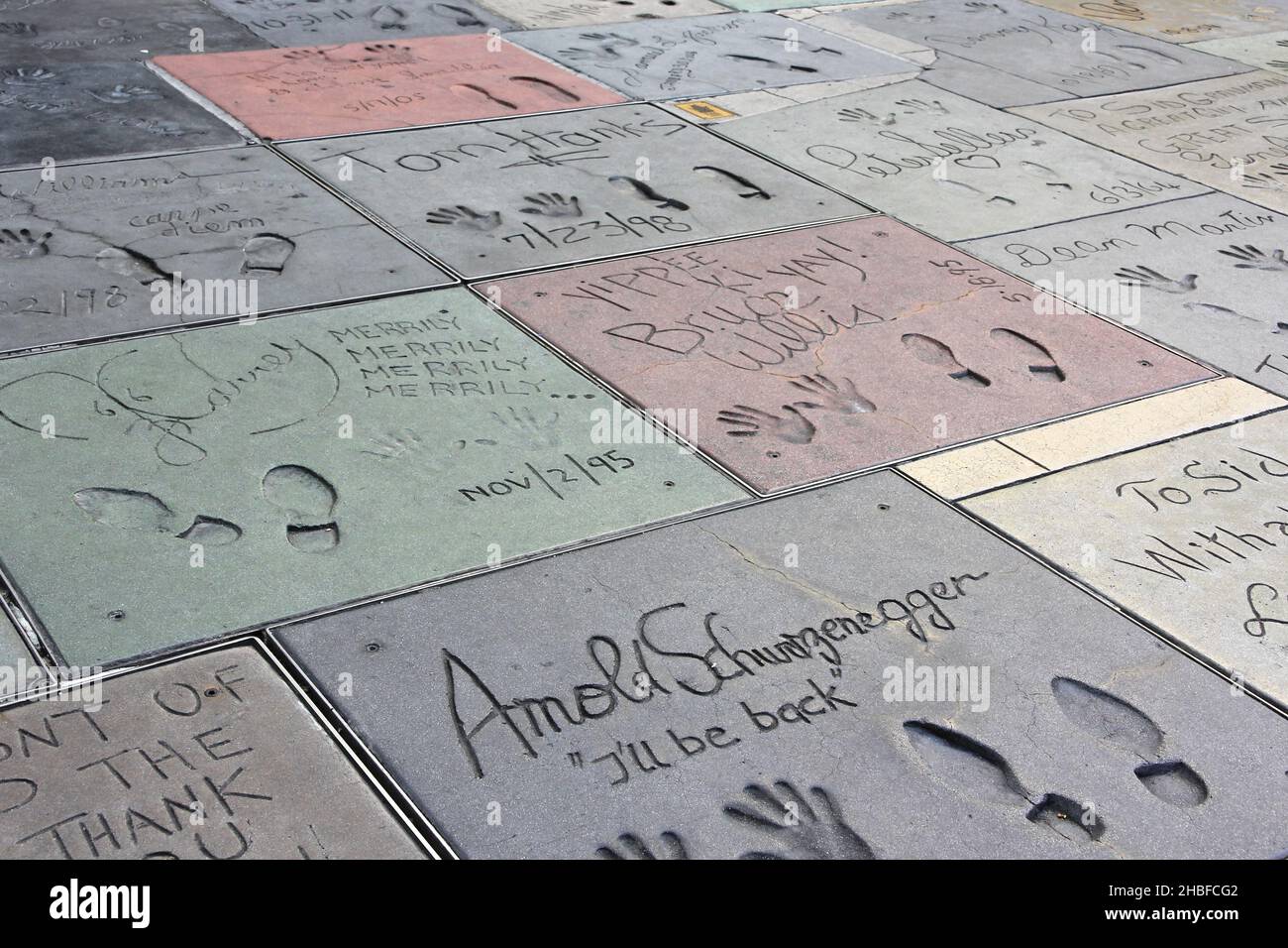 Le impronte delle celebrità sul marciapiede di fronte al Grauman's Chinese Theatre, Hollywood Foto Stock