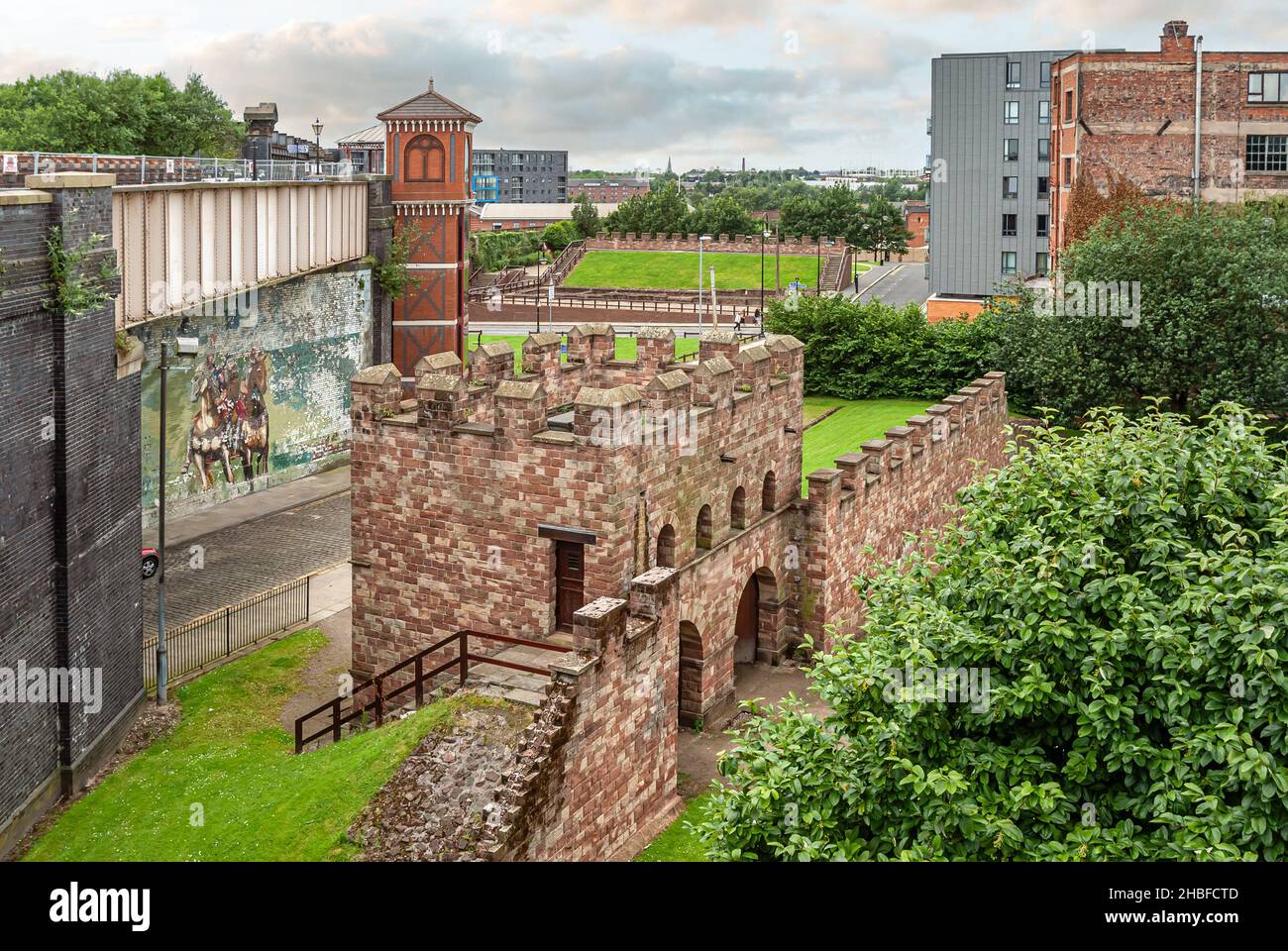 I resti del forte romano (Mamucium), protetto come un antico Monumento programmato nella zona di Castlefield di Manchester, Inghilterra Foto Stock