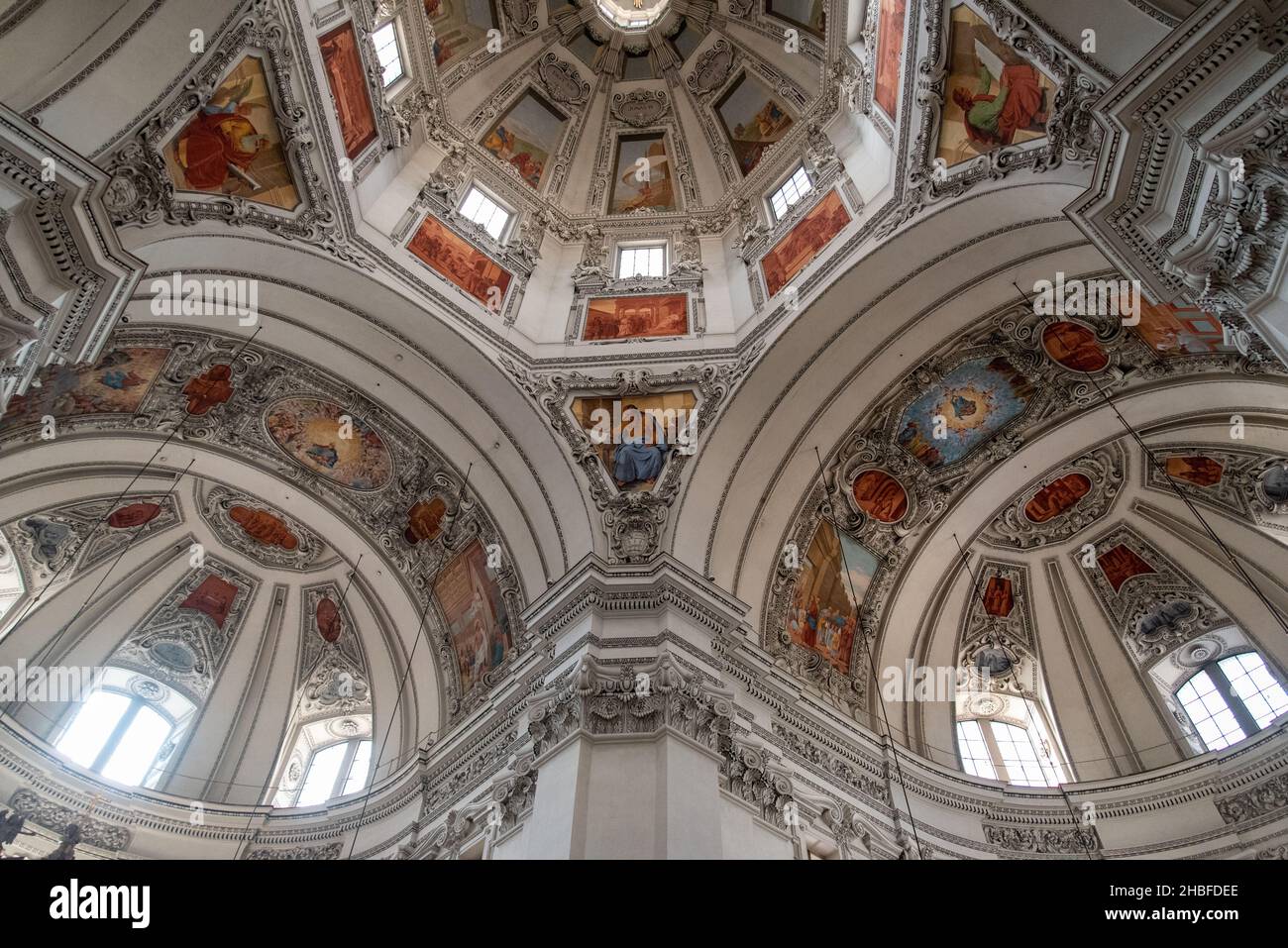 L'interno della cattedrale di Salisburgo e la sua splendida cupola, l'Austria Foto Stock