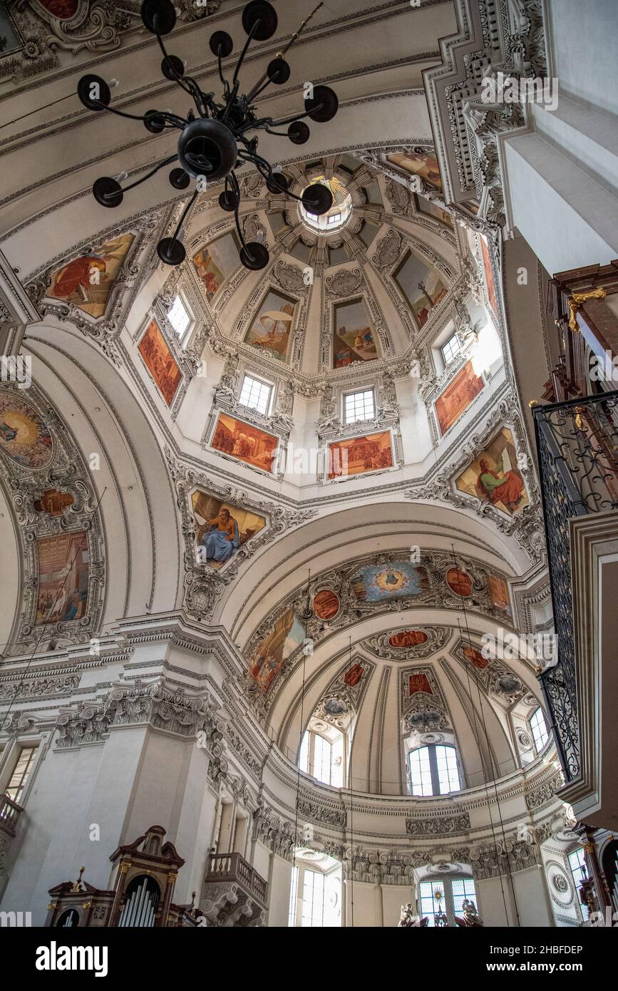 L'interno della cattedrale di Salisburgo e la sua splendida cupola, l'Austria Foto Stock