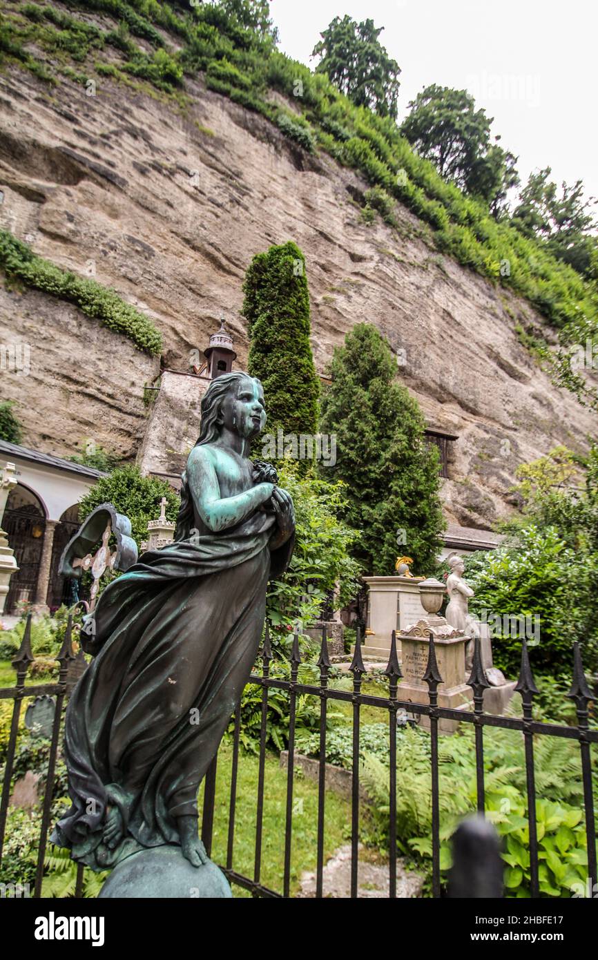 Bella scultura di una ragazza alla tomba di un cimitero a Salisburgo, Austria Foto Stock