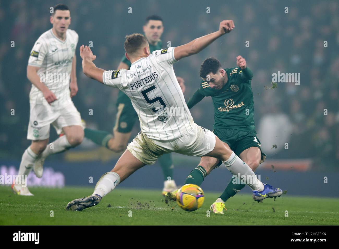 Glasgow, Scozia, 19th dicembre 2021. Ryan Porteous di Hibernian e Mikey Johnston di Celtic durante la partita della Premier Sports Cup ad Hampden Park, Glasgow. Il credito dell'immagine dovrebbe leggere: Neil Hanna / Sportimage Foto Stock