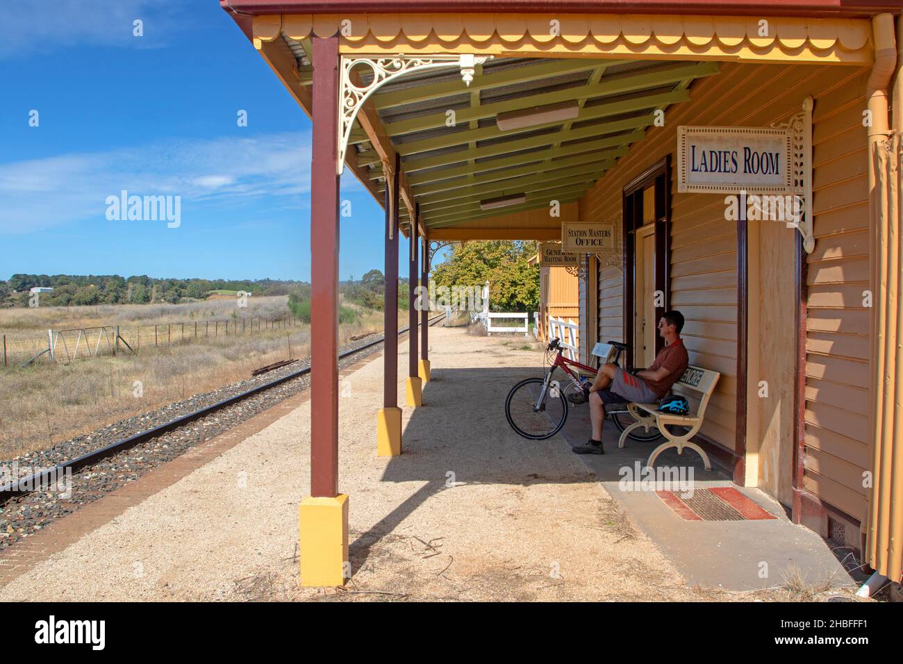 Ciclista presso la vecchia stazione ferroviaria di Borenore Foto Stock