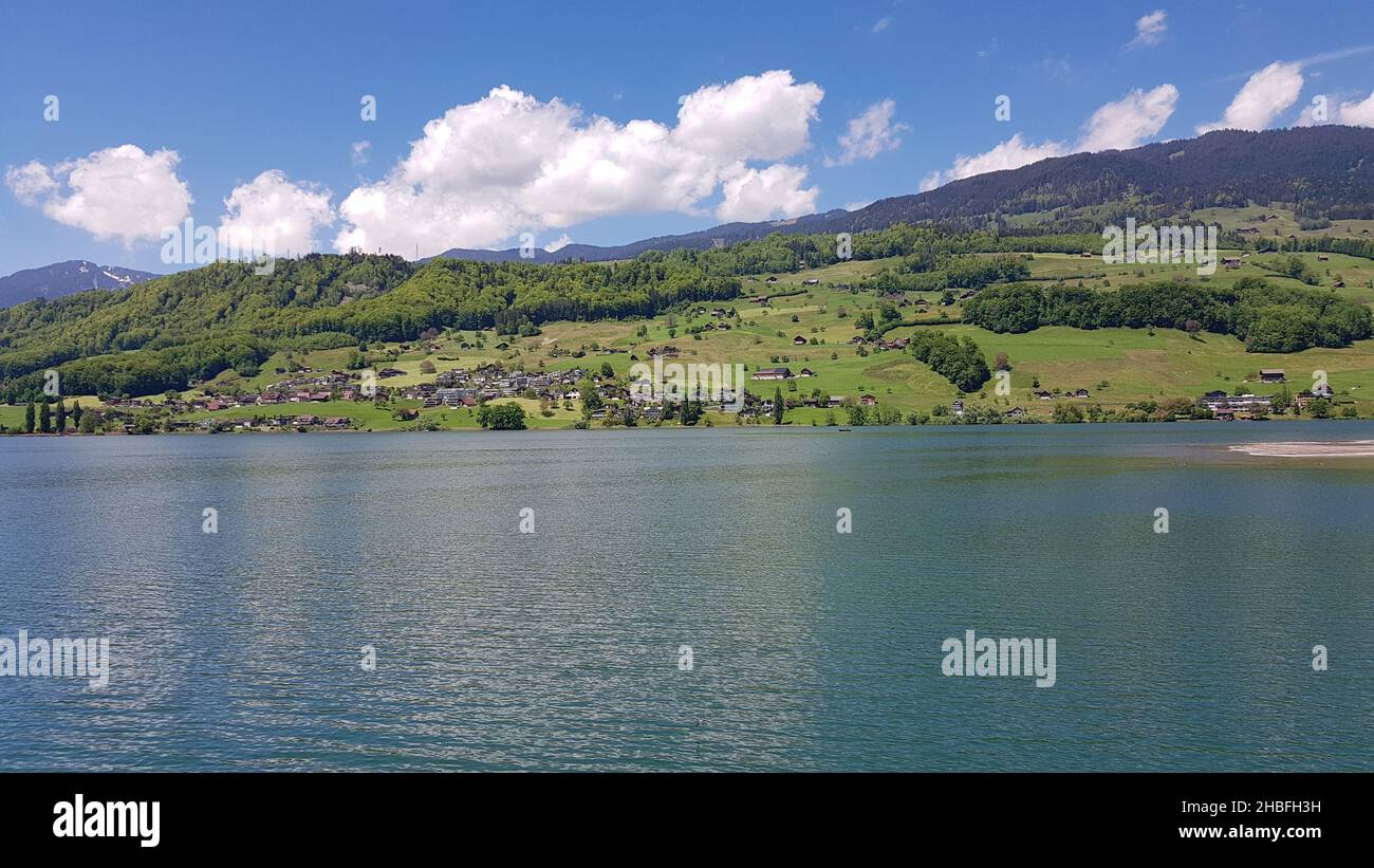 Una vista ipnotica del lago d'acqua di Sarnen e scogliere verdi contro un cielo nuvoloso in Svizzera Foto Stock