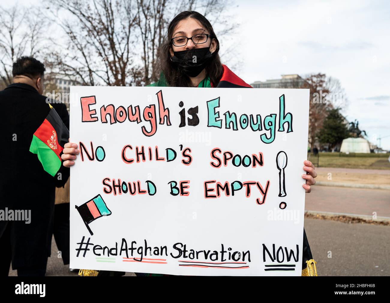 Washington, Stati Uniti. 19th Dic 2021. Una donna ha un cartello che dice: "Basta, nessun cucchiaio per bambini deve essere vuoto!" In un rally per porre fine alla fame in Afghanistan. Credit: SOPA Images Limited/Alamy Live News Foto Stock