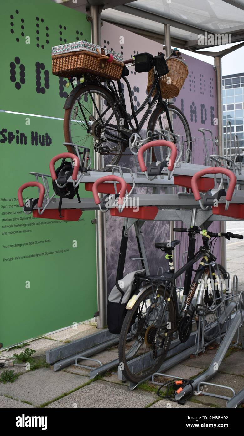 Deposito biciclette a due piani presso la stazione ferroviaria di Milton Keynes. Foto Stock