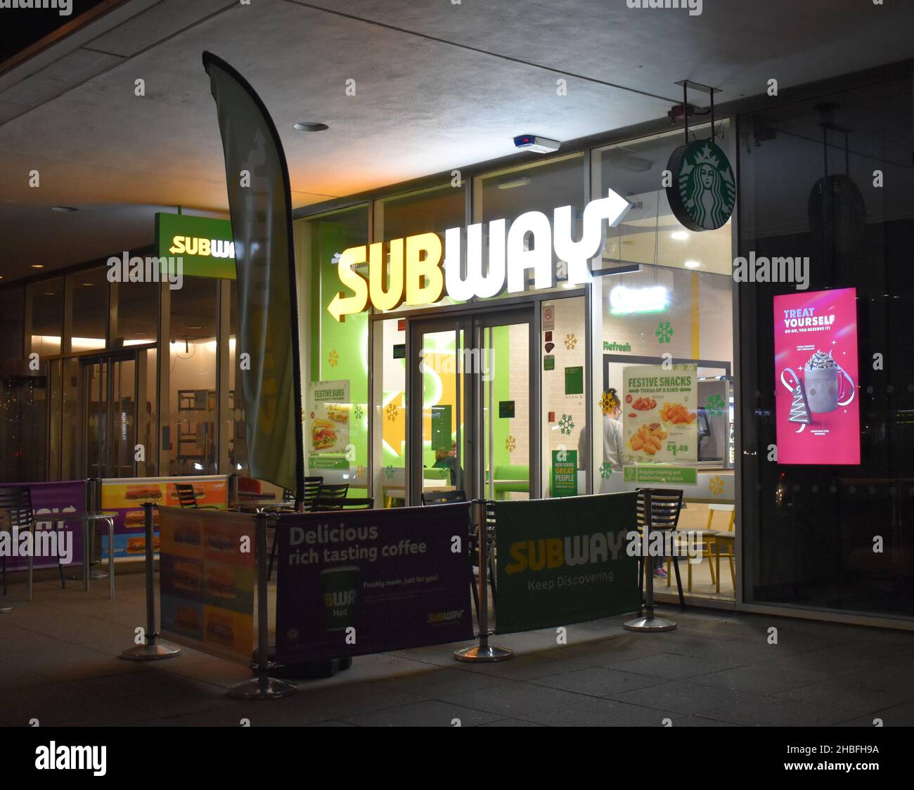 Il ramo della metropolitana alla stazione ferroviaria di Milton Keynes, nella foto di notte. Foto Stock