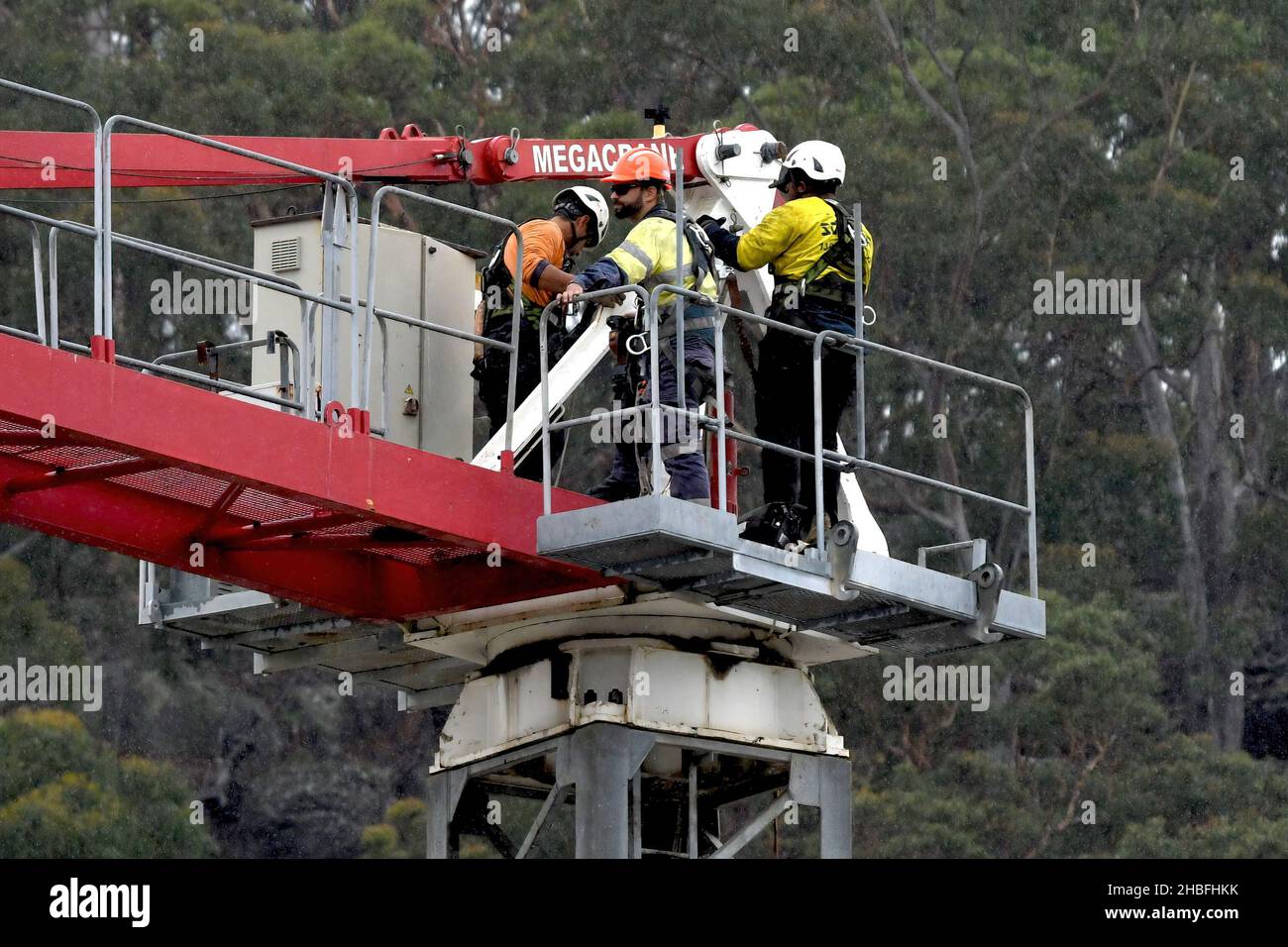 9:27 am 7 dicembre 2021: Gosford, NSW, Australia. Operai che disassemblano la Torre Crane in loco (rimuovendo la maschera del contatore) sulla casa sociale a 5 Foto Stock