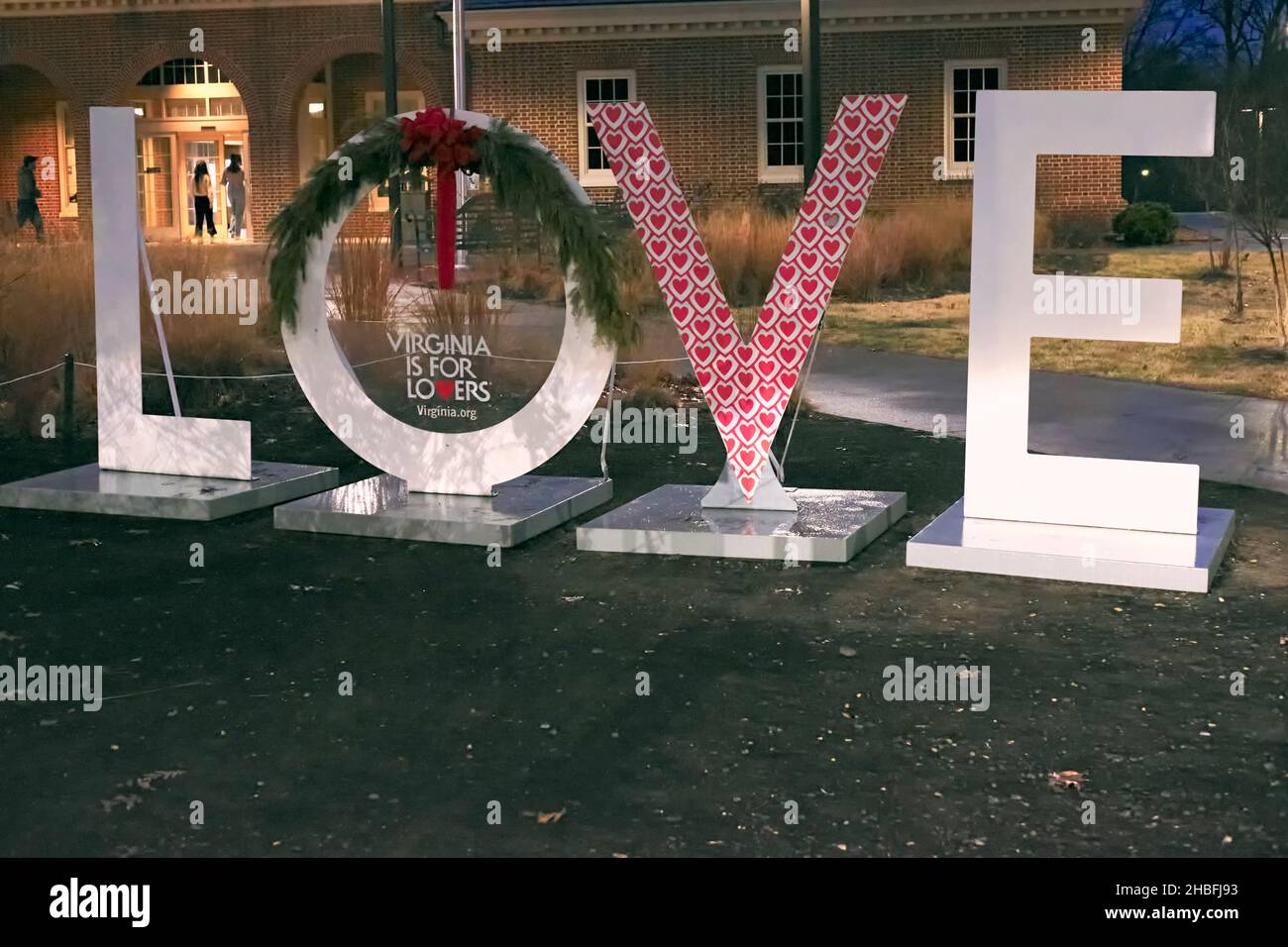 Una delle oltre 275 installazioni LOVE in Virginia, questa è situata presso una fermata di sosta lungo la strada dell'Interstate 95 ed è arredata splendidamente per Natale. Foto Stock