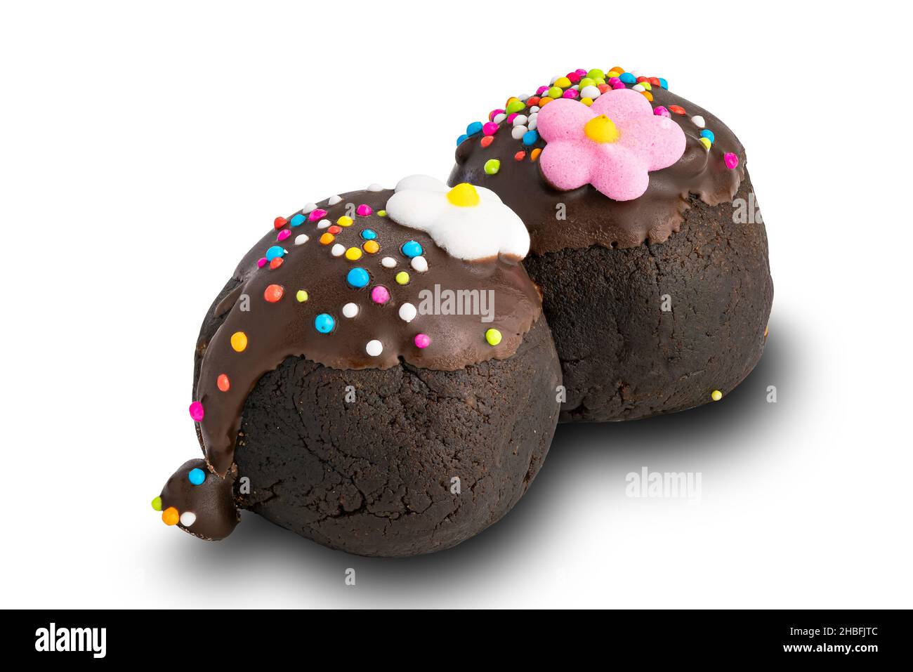 Vista delle palle di cioccolato o delle palle di cioccolato, condita con spruzzi di arcobaleno multicolore e fiori di zucchero colorati su sfondo bianco con percorso di taglio. Foto Stock