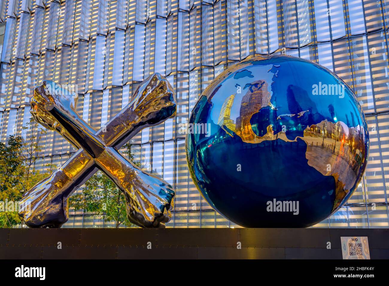 XO World Sculpture di Daniel Anderson al World Trade Center. Vista da West Street, New York City. New York, Stati Uniti Foto Stock