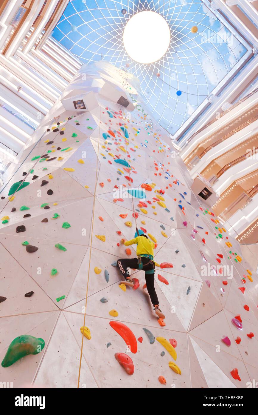 SHANGHAI, CINA - 19 DICEMBRE 2021 - gli appassionati di fitness invernali possono sperimentare la parete di arrampicata al coperto più alta del mondo al New World Mall, una com Foto Stock