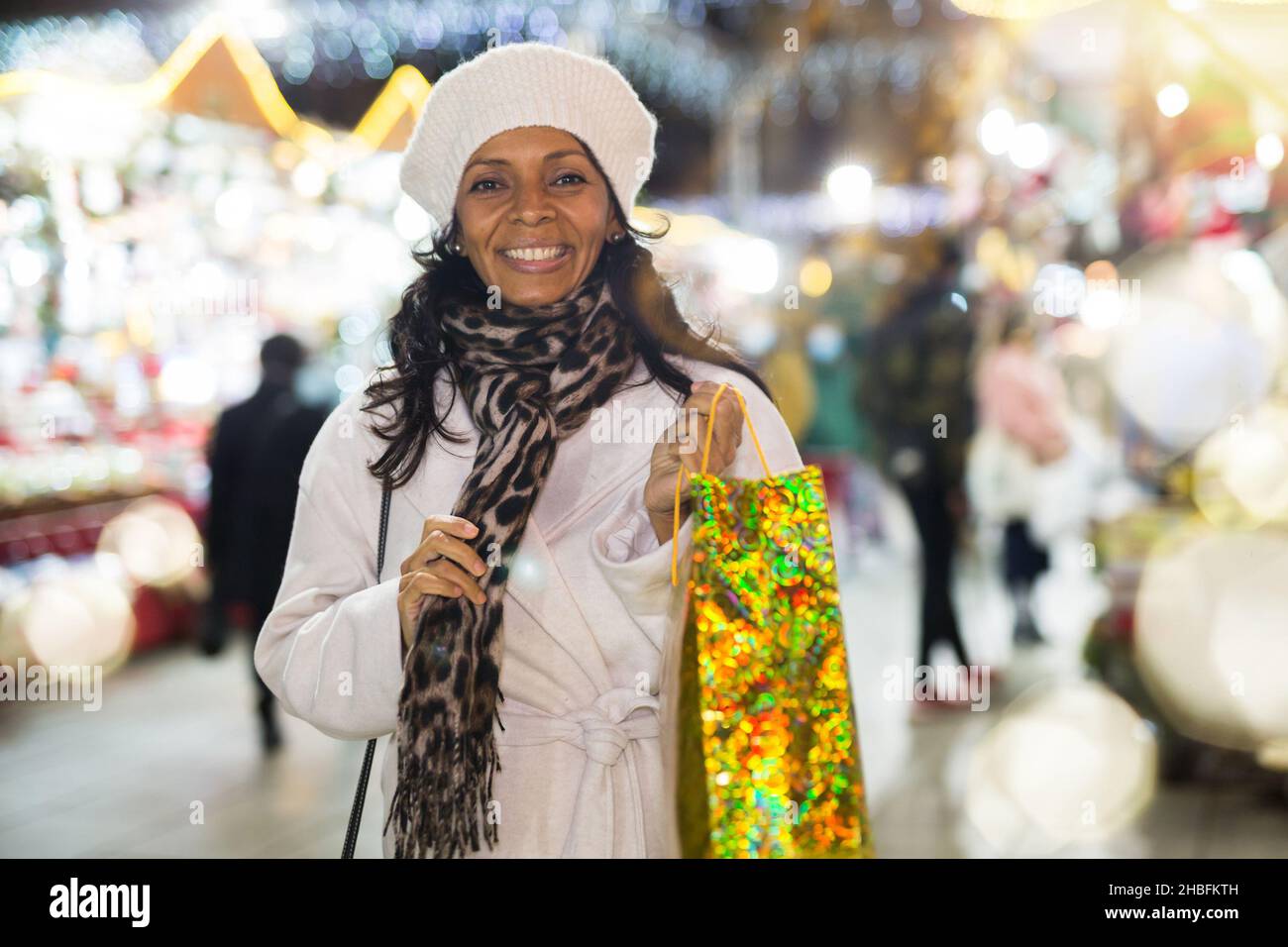 Ritratto emotivo di donna shopping al mercato di Natale Foto Stock