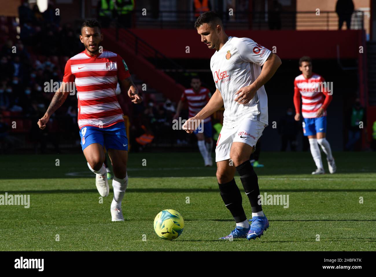 Granada, Granada, Spagna. 19th Dic 2021. Aleksandar Sedlar di Real Mallorca guida la palla contro Luis Suarez di Granada CF durante la partita Liga tra Granada CF e Real Mallorca allo stadio Nuevo Los Carmenes il 19 dicembre 2021 a Granada, Spagna. (Credit Image: © Jose M. Baldomero/Pacific Press via ZUMA Press Wire) Foto Stock