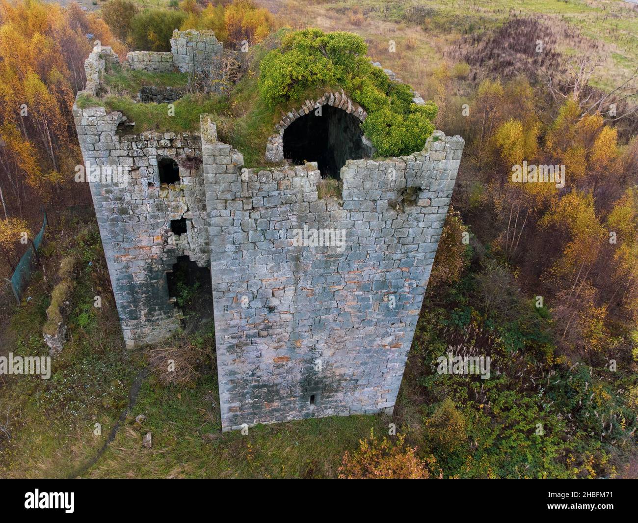 Il castello di mandorle è un rovinato. Si trova a ovest di Linlithgow, e a nord del Canal Union, a Falkirk, Scozia. Regno Unito era conosciuto come Castello di Haining. Foto Stock