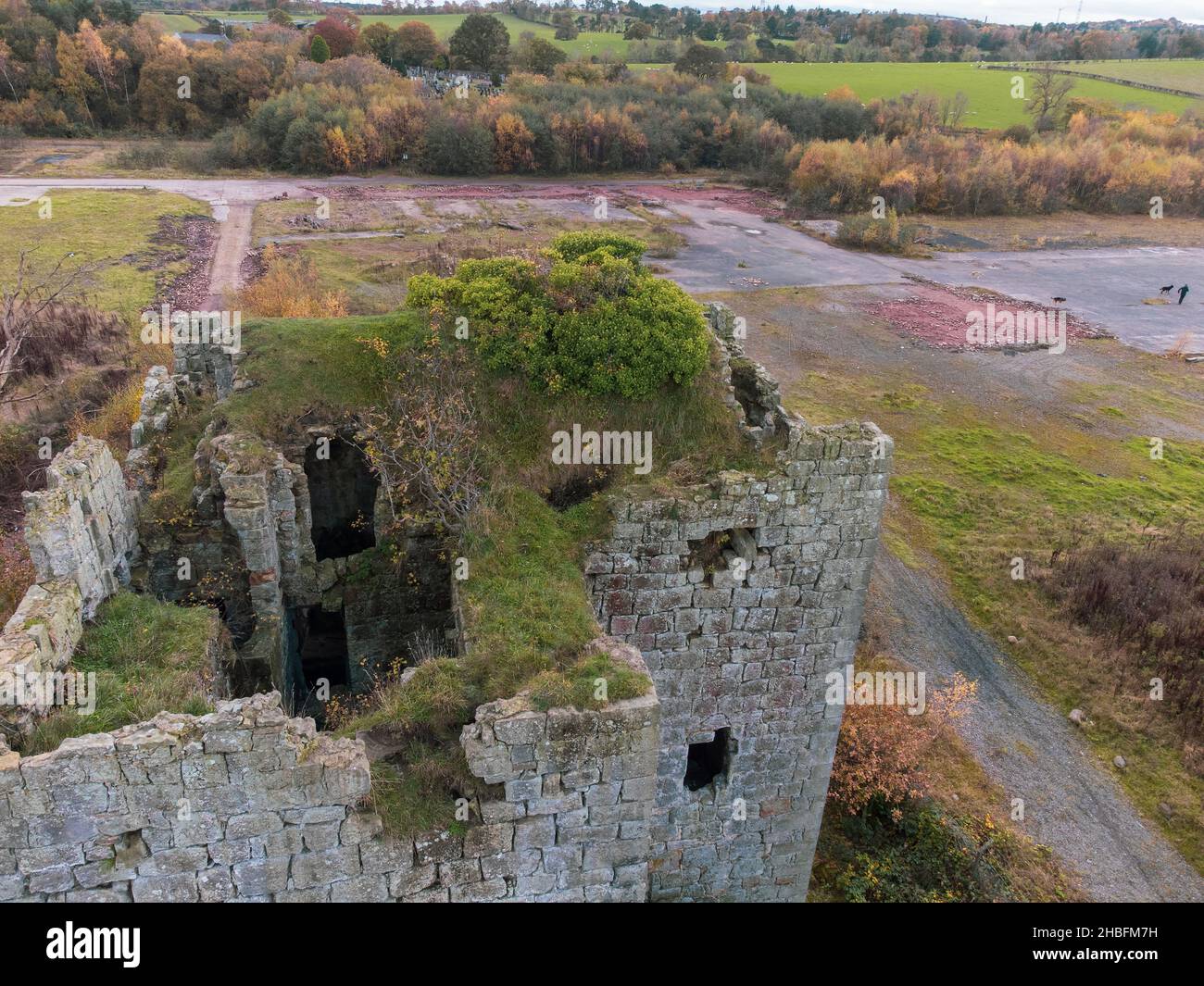Il castello di mandorle è un rovinato. Si trova a ovest di Linlithgow, e a nord del Canal Union, a Falkirk, Scozia. Regno Unito era conosciuto come Castello di Haining. Foto Stock