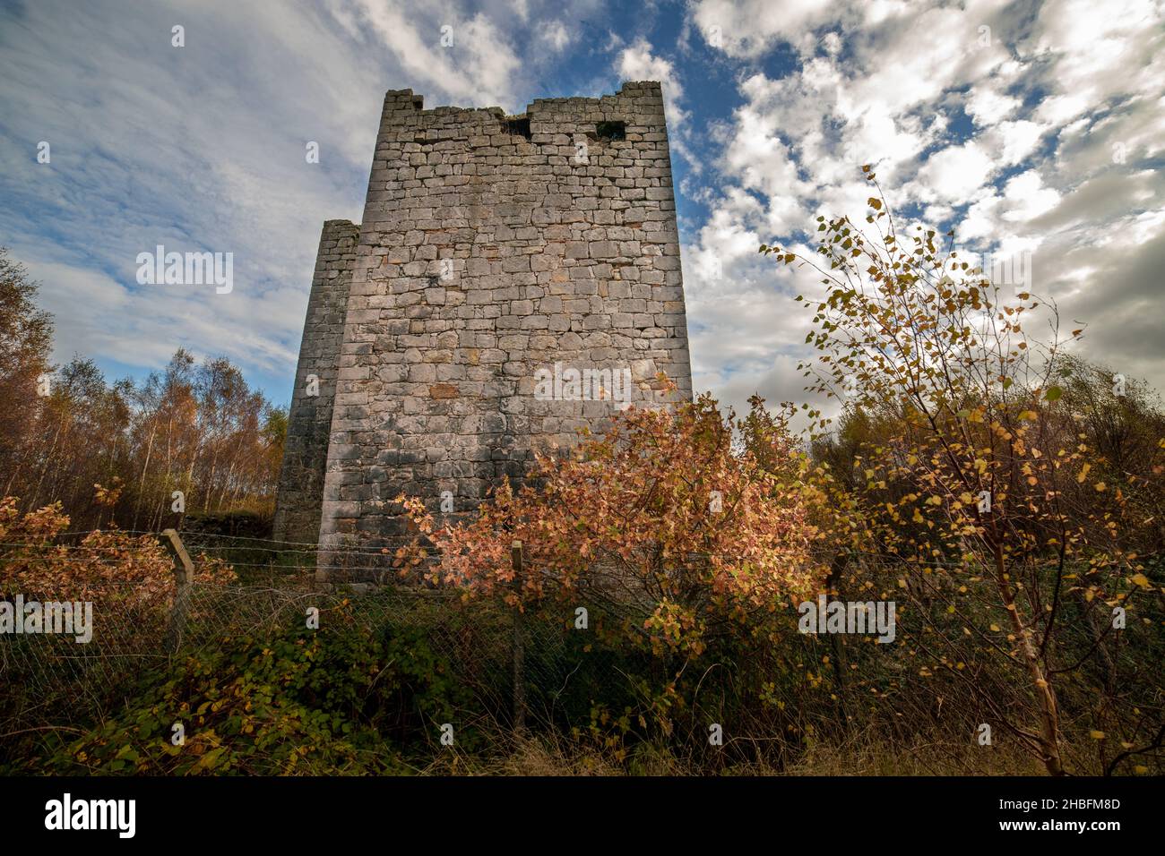 Il castello di mandorle è un rovinato. Si trova a ovest di Linlithgow, e a nord del Canal Union, a Falkirk, Scozia. Regno Unito era conosciuto come Castello di Haining. Foto Stock