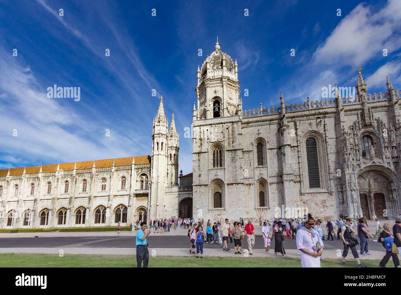 Lisbona, Portogallo - 26 settembre 2013: Vista orizzontale del Monastero di Jerónimos, un ex monastero dell'Ordine di San Girolamo vicino al fiume Tago nel Foto Stock