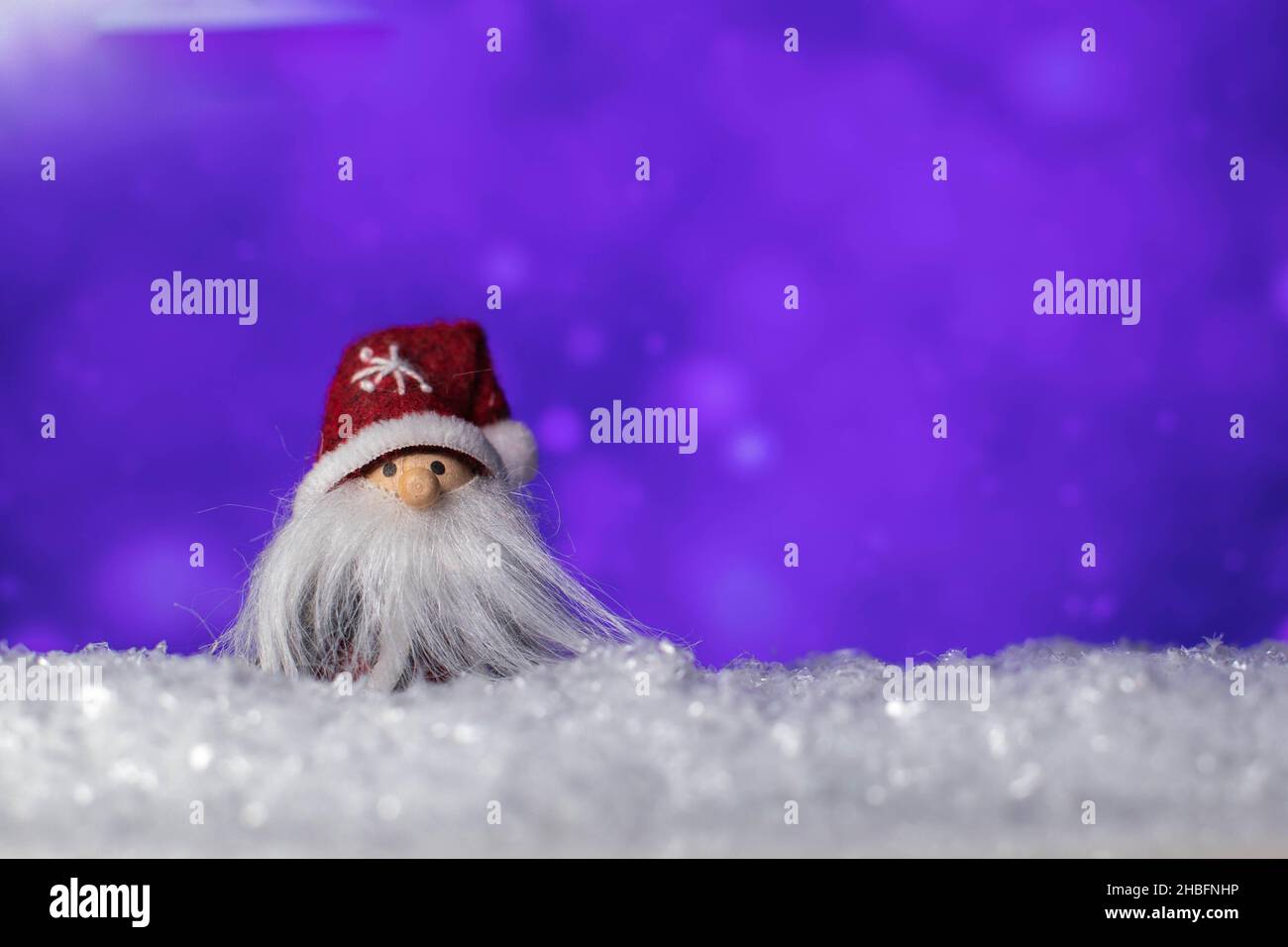 Figurina GNOME con barba folta in piedi sulla neve Foto Stock