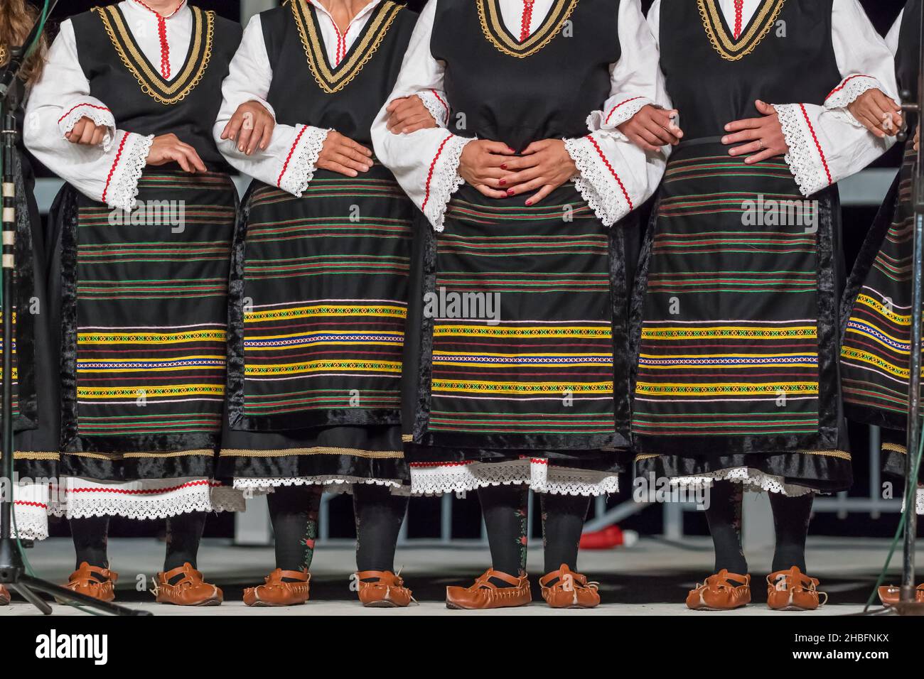 Dettaglio del costume nazionale di etnia macedone primo piano Foto Stock