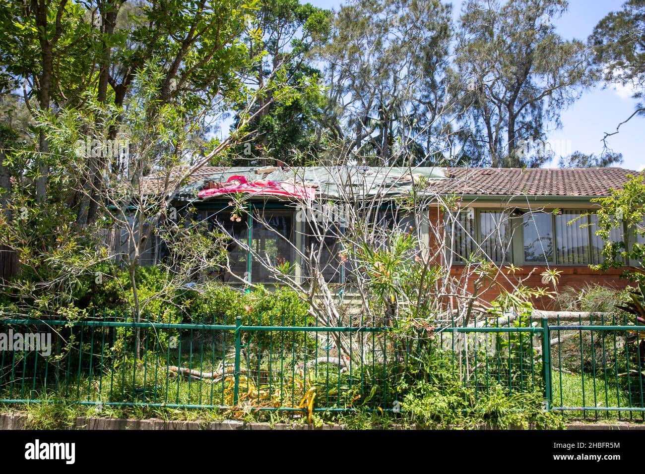 Tegole della casa danneggiate dalla tempesta freak a Narrabeen e sobborghi nella regione delle spiagge settentrionali di Sydney, 2021 dicembre, Sydney, Australia Foto Stock