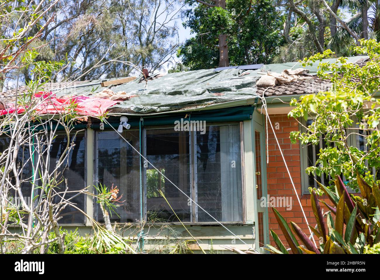 Tegole della casa danneggiate dalla tempesta freak a Narrabeen e sobborghi nella regione delle spiagge settentrionali di Sydney, 2021 dicembre, Sydney, Australia Foto Stock