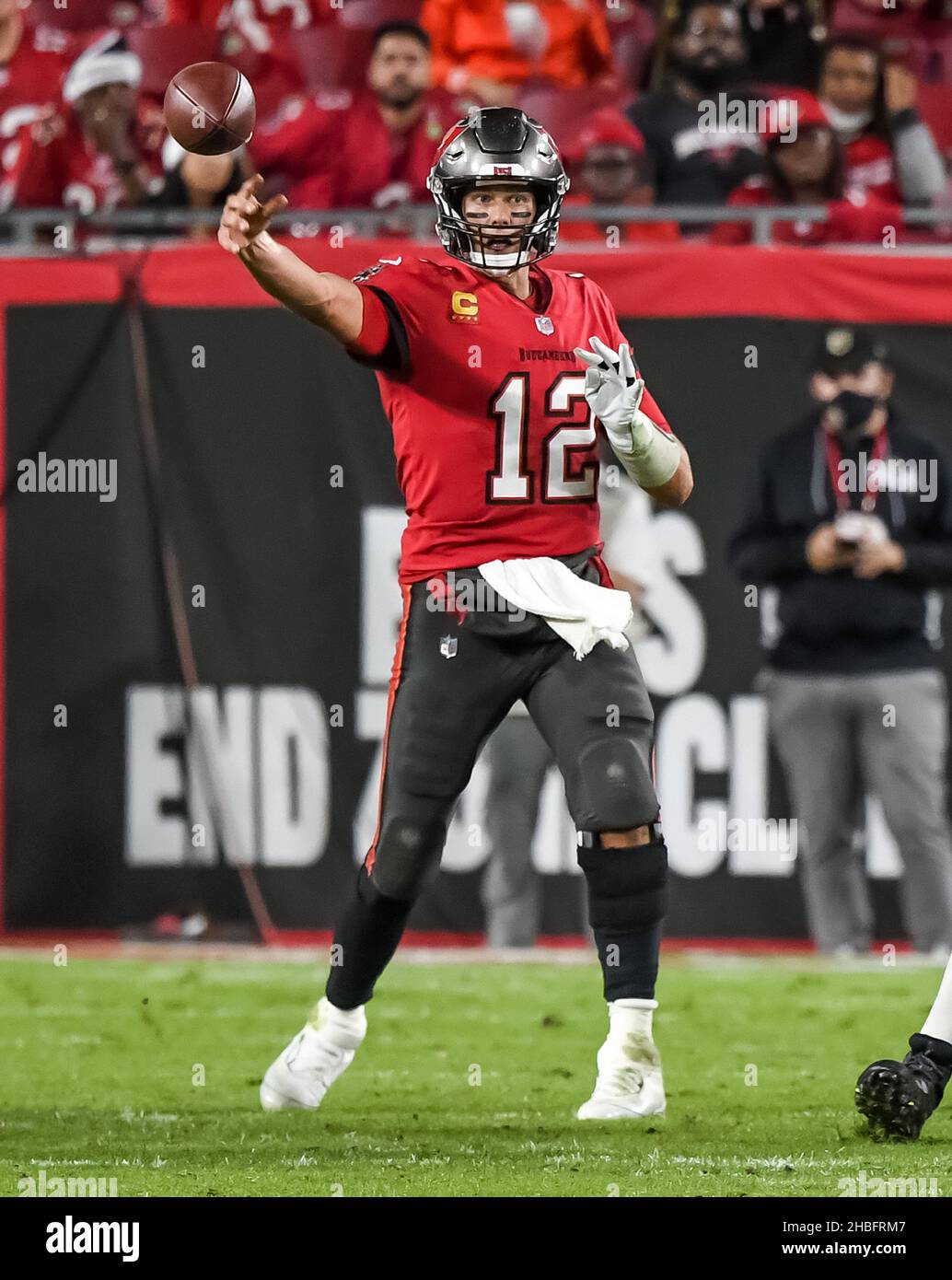 Tampa, Stati Uniti. 19th Dic 2021. Il quarterback di Tampa Bay Buccaneers Tom Brady scende da un passo contro i New Orleans Saints durante la seconda metà al Raymond James Stadium di Tampa, Florida, domenica 19 dicembre 2021. Foto di Steve Nesius/UPI Credit: UPI/Alamy Live News Foto Stock