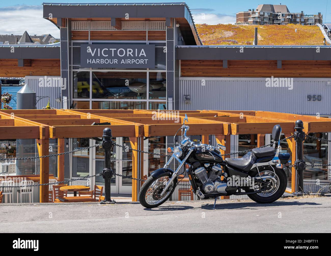 Honda Shadows parcheggio sulla strada a Victoria BC, Canada. Motocicletta nera parcheggiata dall'aeroporto Victoria Harbour-Luglio 21,2021. Vista sulla strada, foto di viaggio Foto Stock