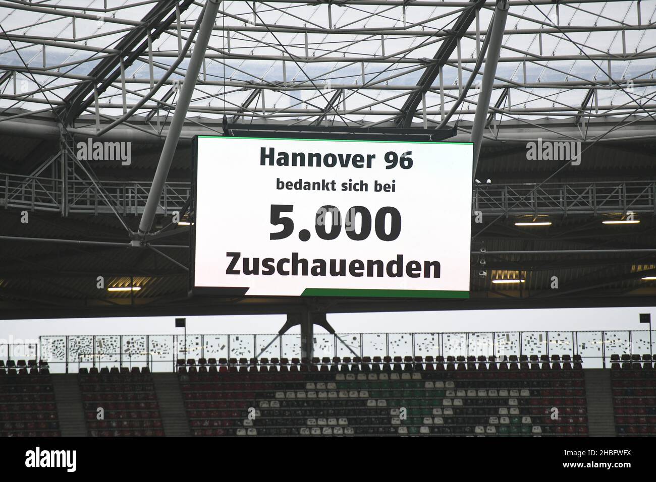 Hannover, Germania. 19th Dic 2021. Calcio: 2nd Bundesliga, giorno di incontro 18: Hannover 96 - Werder Brema all'HDI Arena. Il quadro di valutazione indica il numero di spettatori come 5000. Credit: Daniel Reinhardt/dpa - NOTA IMPORTANTE: In conformità con le norme del DFL Deutsche Fußball Liga e/o del DFB Deutscher Fußball-Bund, è vietato utilizzare o utilizzare fotografie scattate nello stadio e/o del match sotto forma di immagini di sequenza e/o serie di foto video-simili./dpa/Alamy Live News Foto Stock