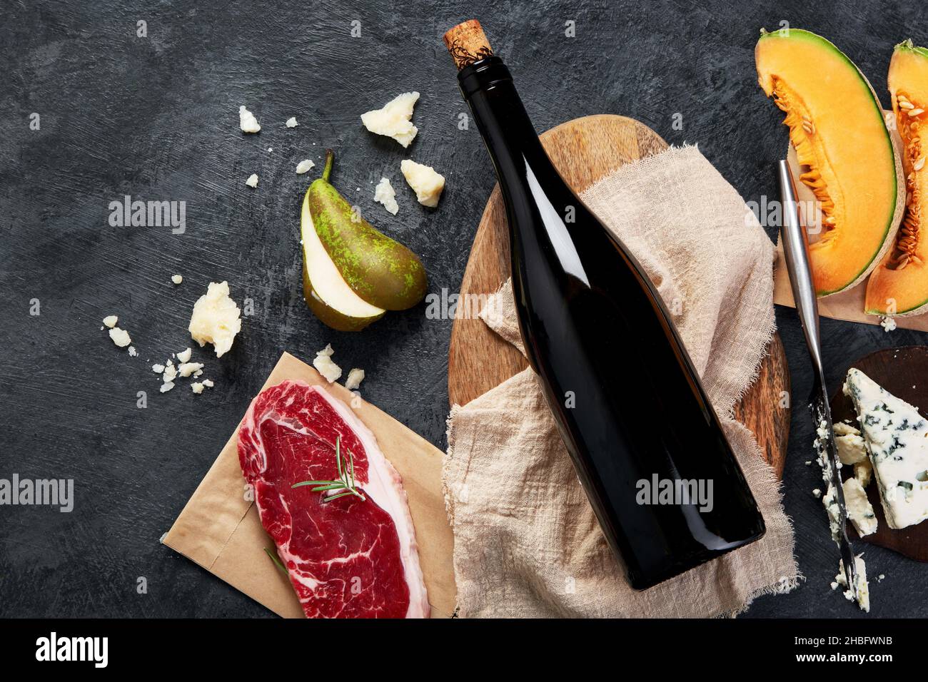 Vino rosso con antipasti su sfondo grigio. Bevande alcoliche tradizionali. Vista dall'alto, disposizione piatta, spazio di copia Foto Stock