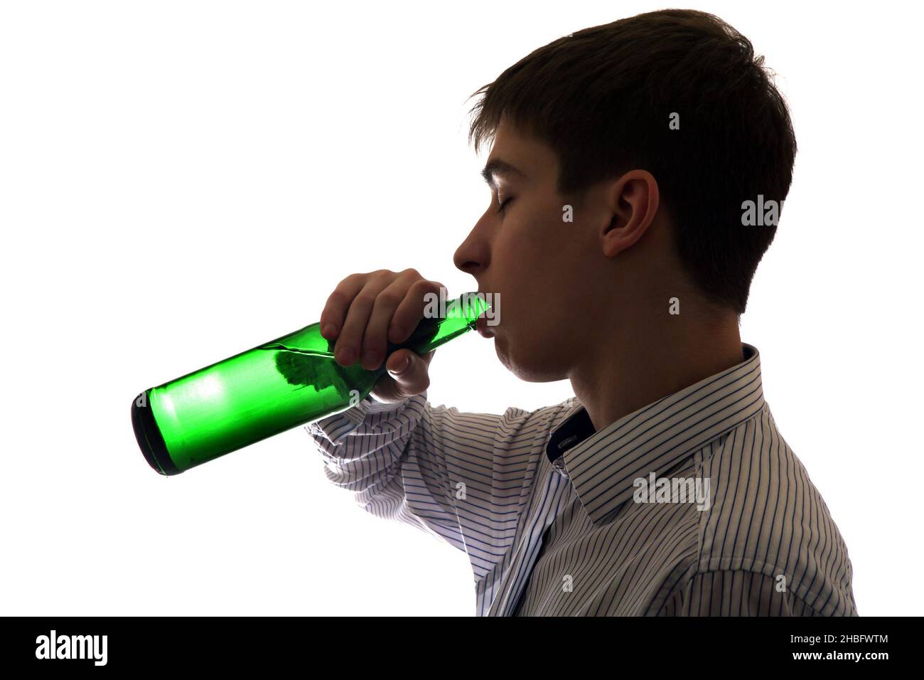 Silhouette di Teenager beve una birra sullo sfondo bianco Foto Stock