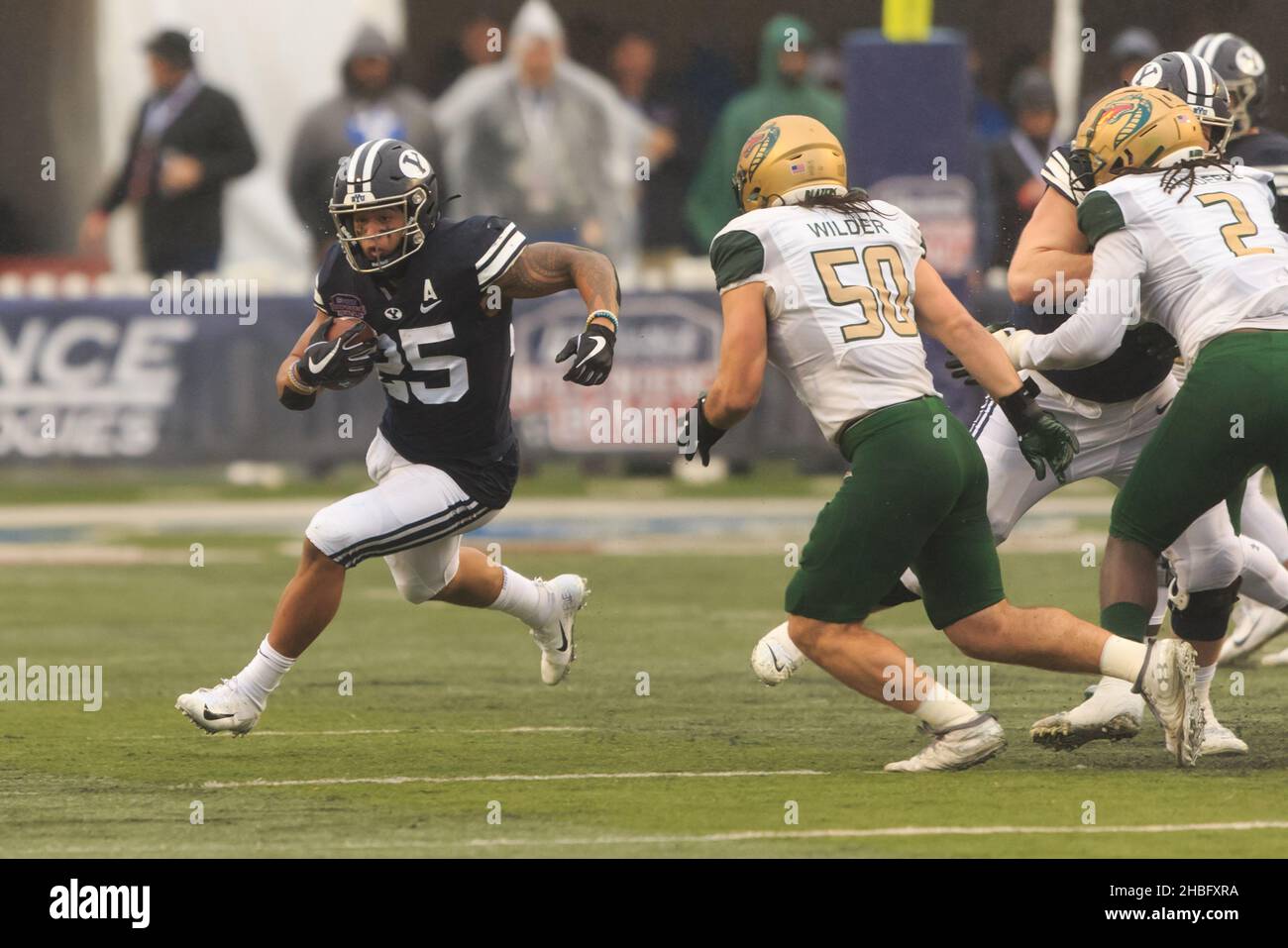 Brigham Young Cougars running back Tyler Allgeier (25) corre come UAB Blazers linebacker Noah Wilder (50) si chiude in difesa durante il Radiance Techno Foto Stock
