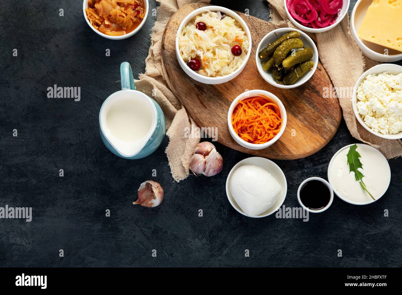 Migliori fonti di probiotico su sfondo grigio. Cibo fermentato. Vista dall'alto, disposizione piatta, spazio di copia Foto Stock