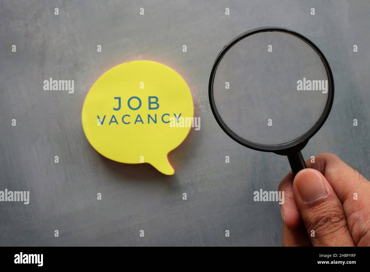 Concetto di posto vacante. Lente di ingrandimento e bolla vocale con job di testo VACANCY. Foto Stock