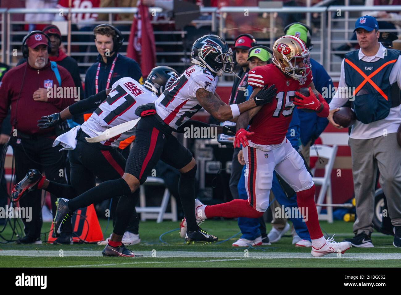 Il wide receiver dei San Francisco 49ers Jauan Jennings (15) viene spinto fuori dai limiti dal cornerback degli Atlanta Falcons A.J. Terrell (24) durante il secondo quarto per il primo down a Santa Clara, California, domenica 19 dicembre 2021. (Neville Guard/immagine dello sport) Foto Stock