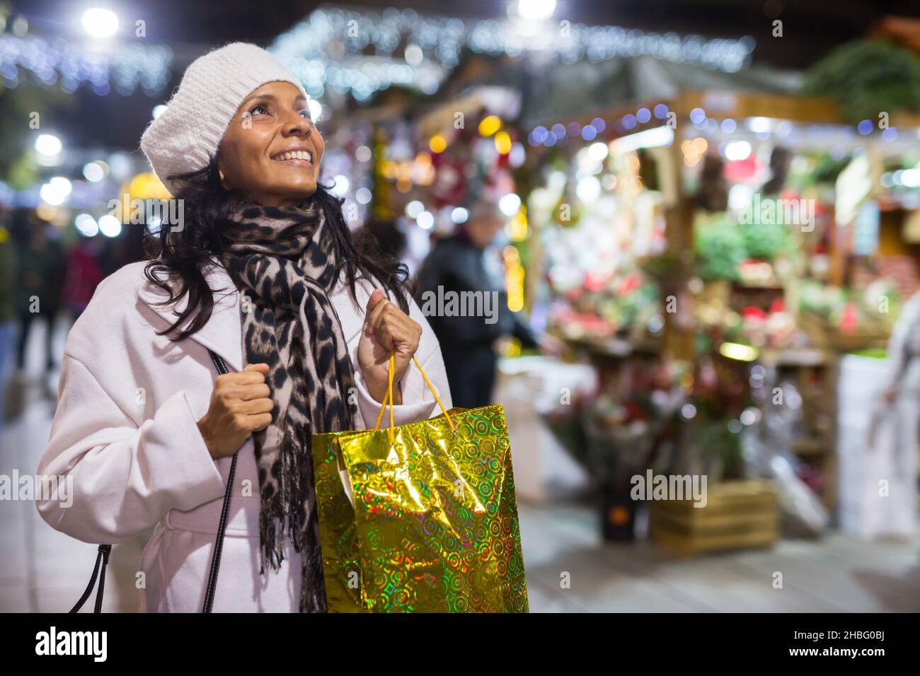 Ritratto emotivo di donna shopping al mercato di Natale Foto Stock