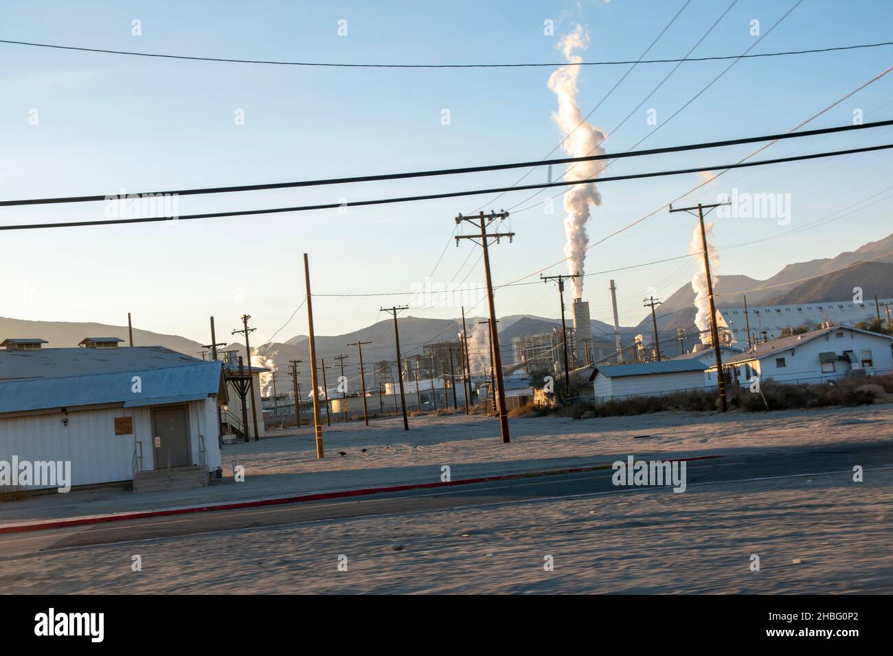 TRONA, CA è una piccola città nel deserto di Mojave con un grande impianto di produzione di minerali che fa l'odore di aria come uova marciume. Foto Stock