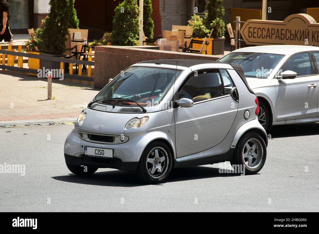 Kiev, Ucraina - 19 giugno 2021: Auto di città compatta Smart ForTwo in città Foto Stock