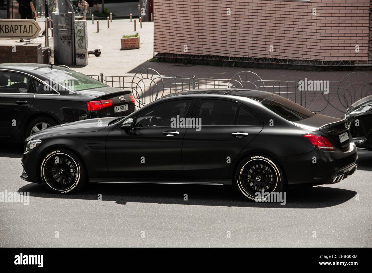 Kiev, Ucraina - 12 giugno 2021: Auto nera Mercedes Benz AMG C63 in città Foto Stock