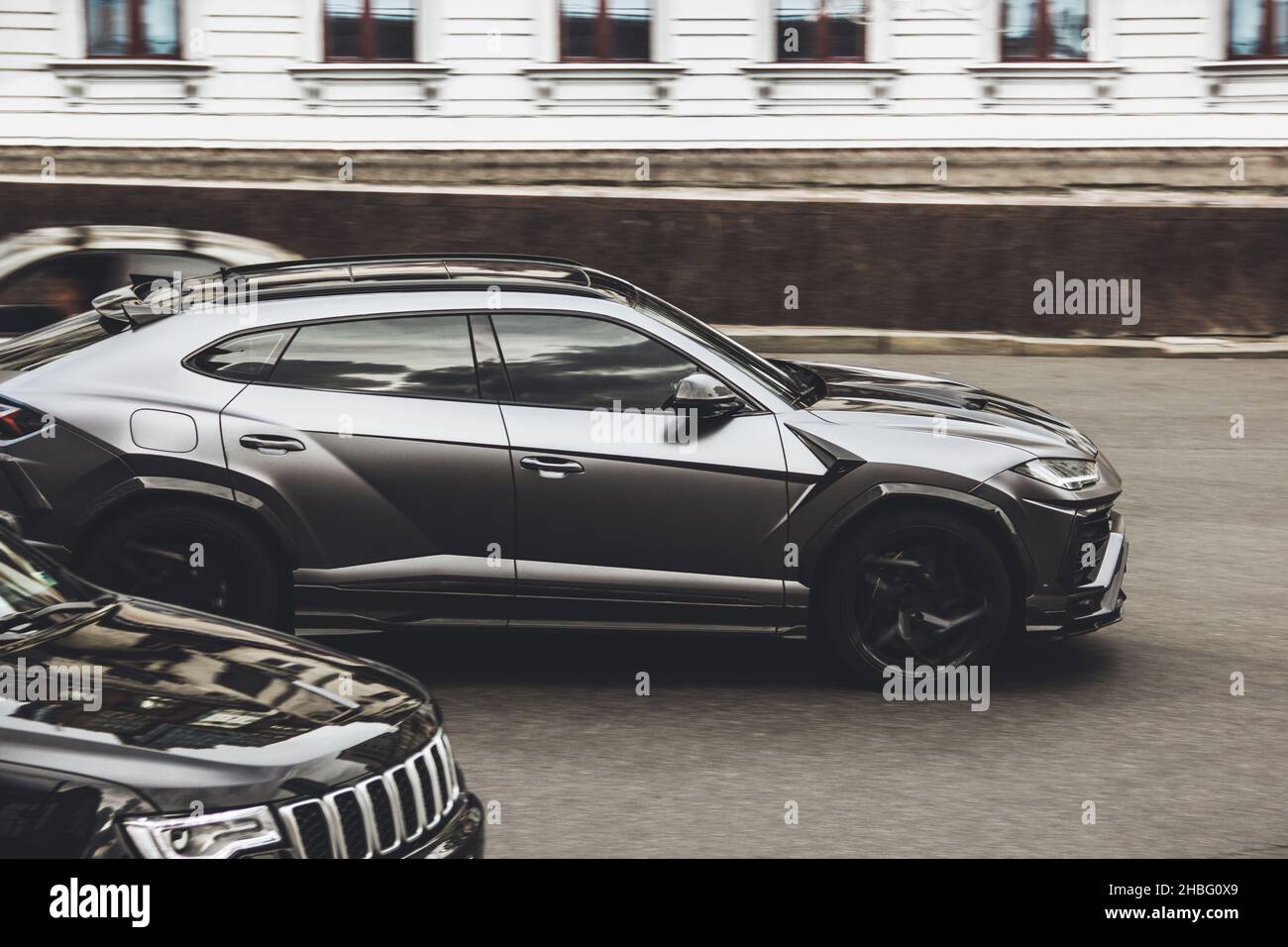 Kiev, Ucraina - 12 giugno 2021: Nero lusso super SUV Lamborghini Urus Topcar Design in movimento. Lamborghini Urus SSUV sulla strada. Auto sintonizzata Foto Stock