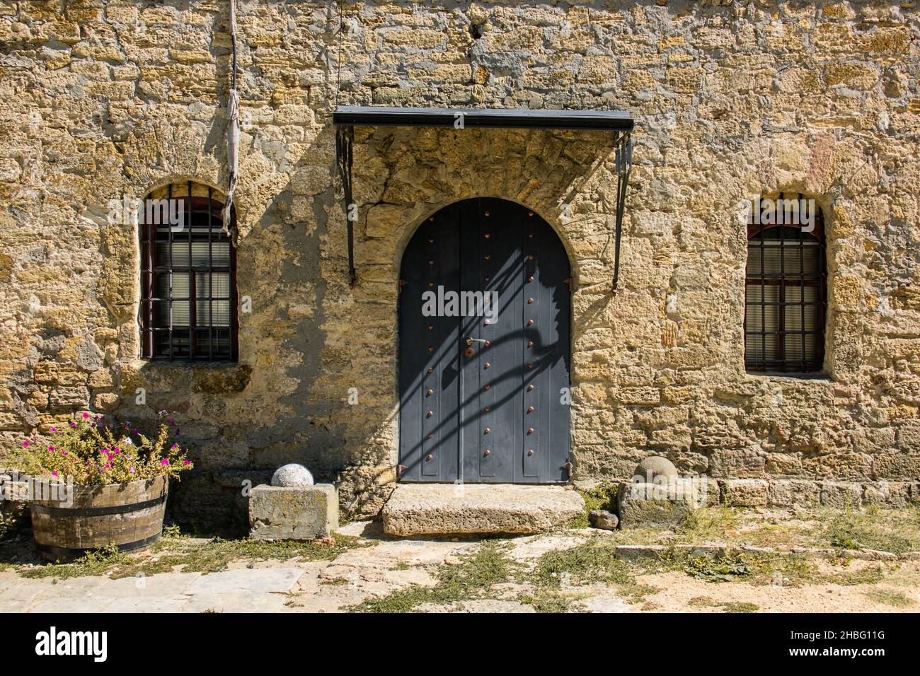 Vecchio edificio. Porta e finestre in un vecchio edificio. Lattici sulle finestre Foto Stock