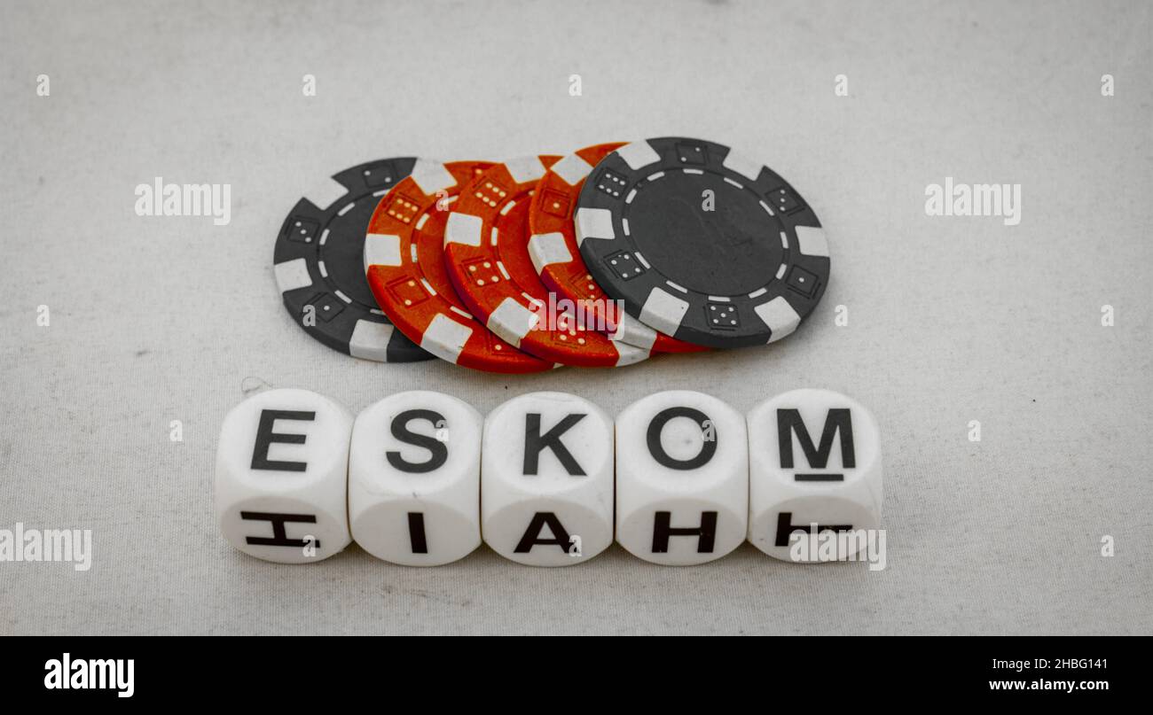 Il nome Eskom e un mucchio di chip di gioco isolato su una chiara immagine di sfondo con spazio copia Foto Stock