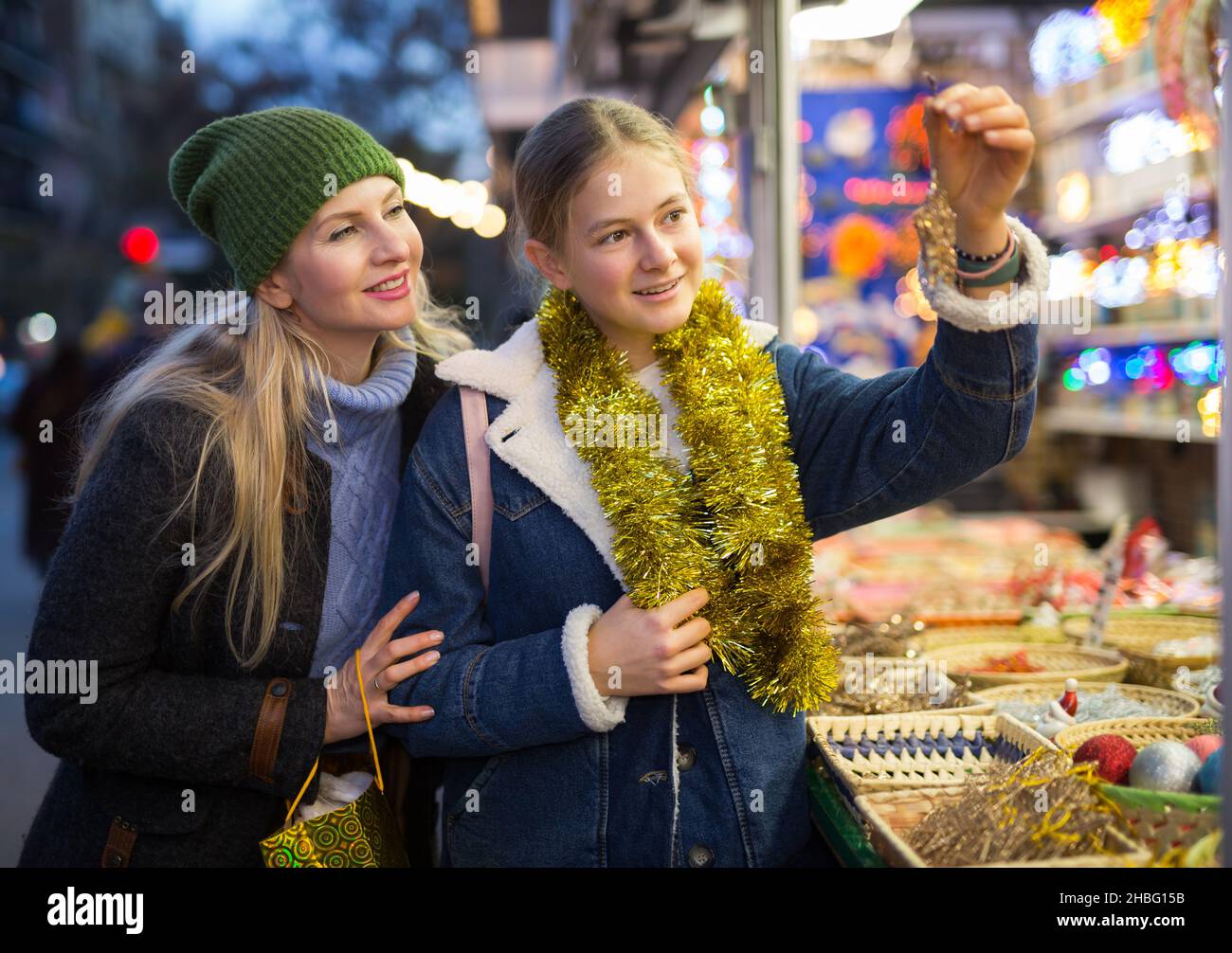 Vacanze invernali e concetto di festa - felice madre e figlia adolescente al mercato di natale primo piano Foto Stock